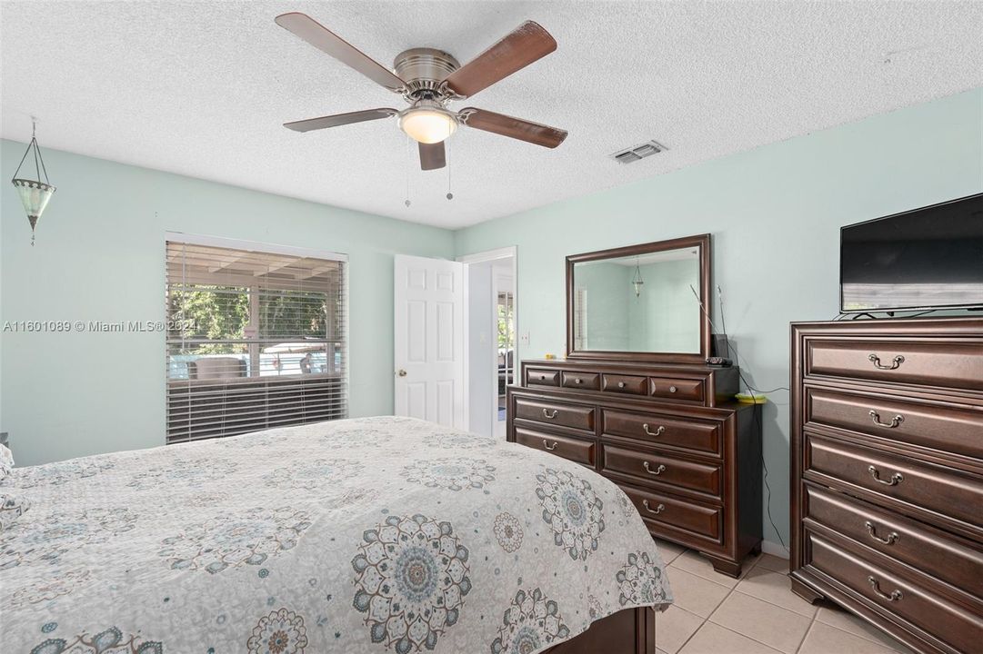 For Sale: $435,000 (4 beds, 2 baths, 1262 Square Feet)