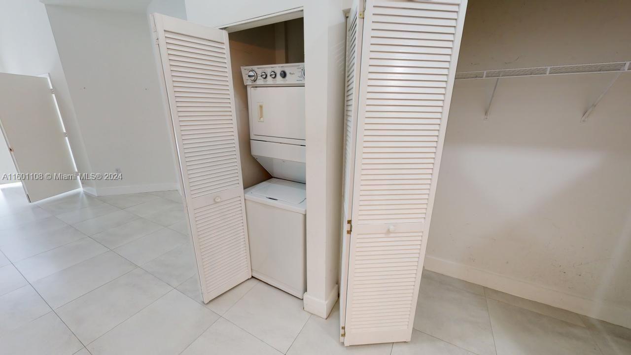 Recently Sold: $329,000 (1 beds, 1 baths, 675 Square Feet)