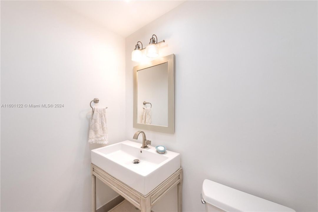 For Sale: $1,100,000 (2 beds, 2 baths, 1820 Square Feet)