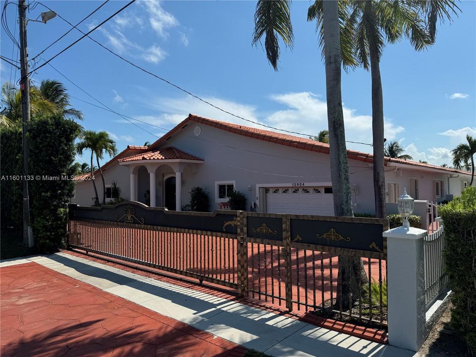 Entry Gate at front of home controled by remote