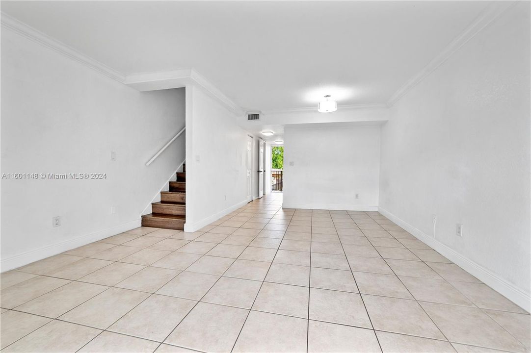 For Rent: $2,400 (2 beds, 2 baths, 1140 Square Feet)