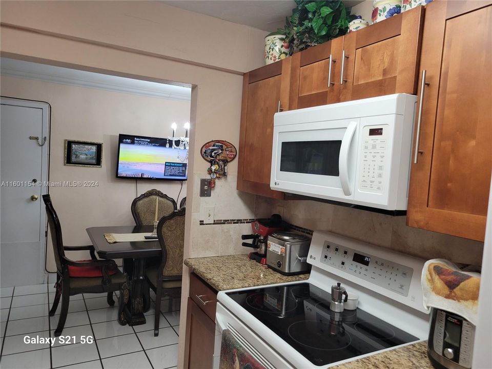 For Sale: $299,000 (2 beds, 2 baths, 955 Square Feet)