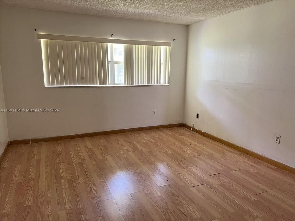 For Sale: $240,000 (1 beds, 1 baths, 1149 Square Feet)