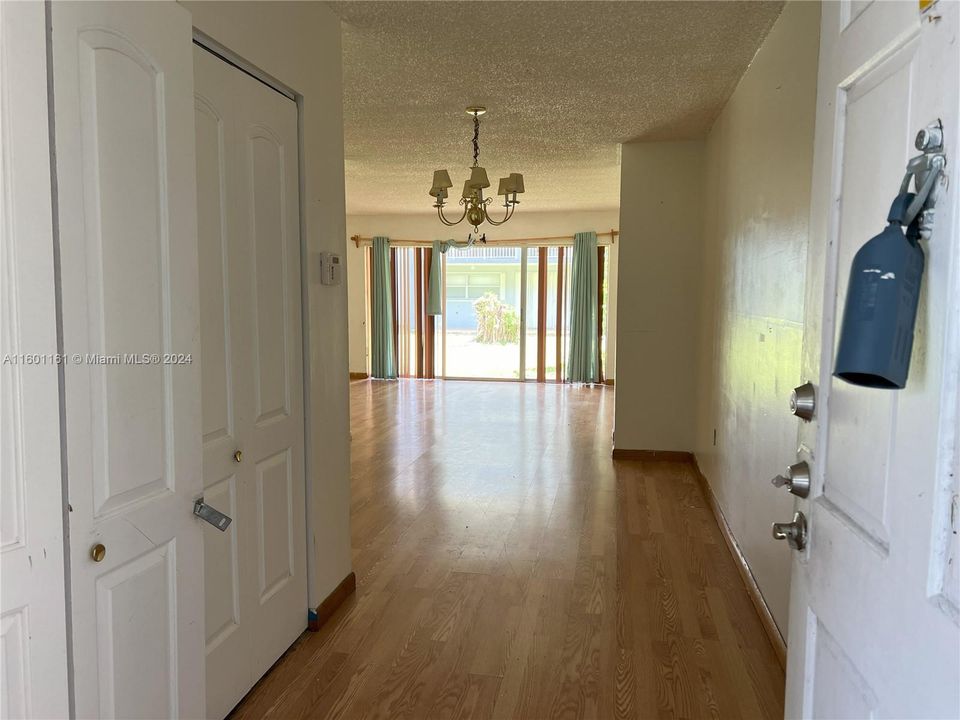 For Sale: $240,000 (1 beds, 1 baths, 1149 Square Feet)