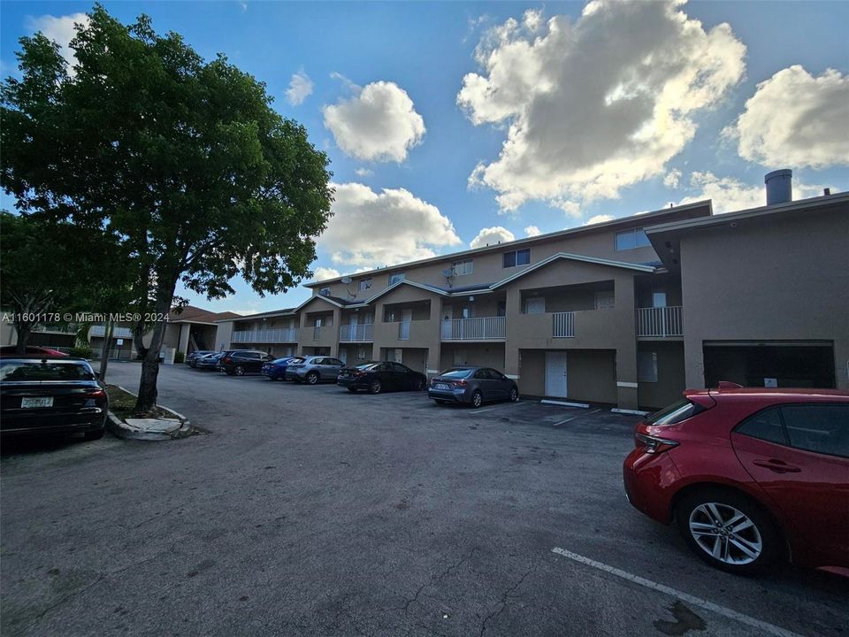 Active With Contract: $225,000 (1 beds, 1 baths, 763 Square Feet)