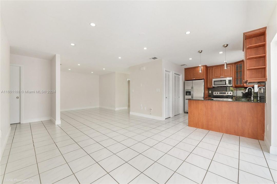 Recently Sold: $650,000 (3 beds, 2 baths, 1601 Square Feet)