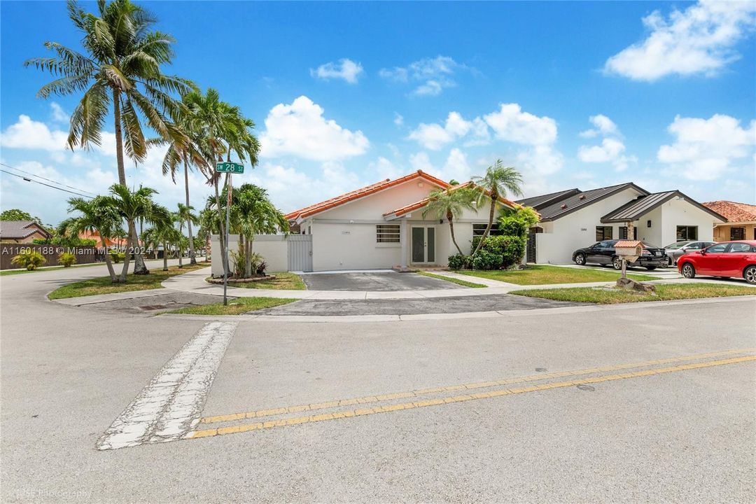 Active With Contract: $650,000 (3 beds, 2 baths, 1601 Square Feet)