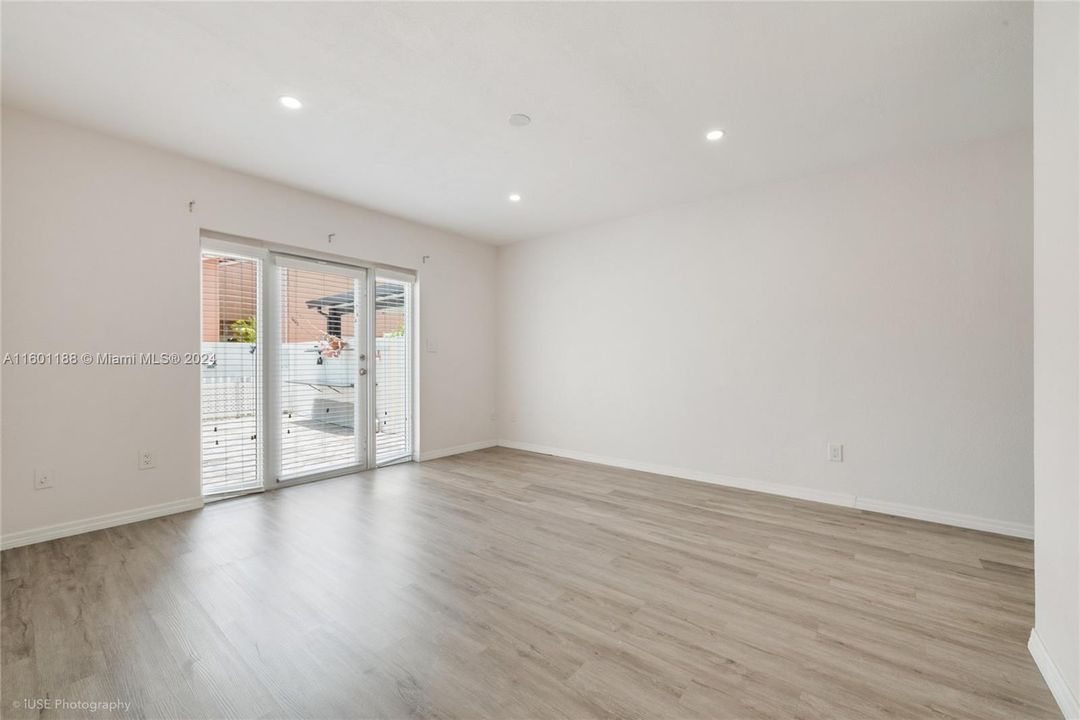 Recently Sold: $650,000 (3 beds, 2 baths, 1601 Square Feet)