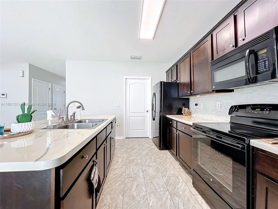 For Sale: $387,000 (4 beds, 2 baths, 2498 Square Feet)