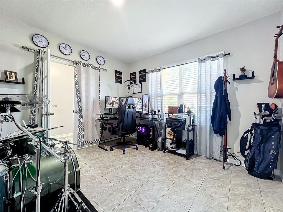 For Sale: $387,000 (4 beds, 2 baths, 2498 Square Feet)