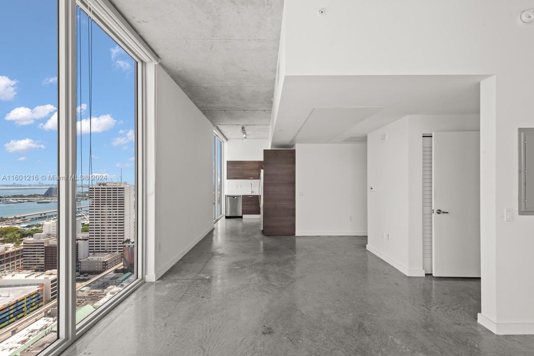 Active With Contract: $395,000 (1 beds, 1 baths, 607 Square Feet)