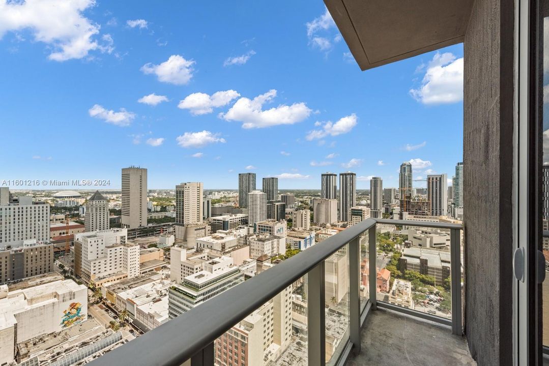 Active With Contract: $395,000 (1 beds, 1 baths, 607 Square Feet)