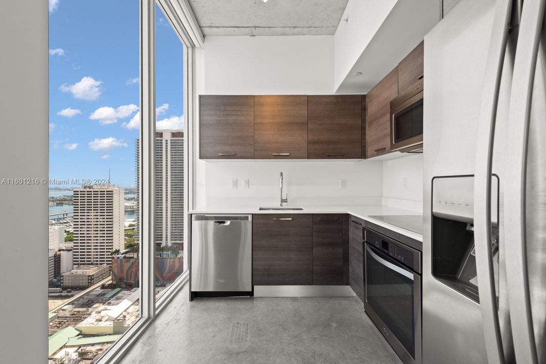 Active With Contract: $395,000 (1 beds, 1 baths, 607 Square Feet)