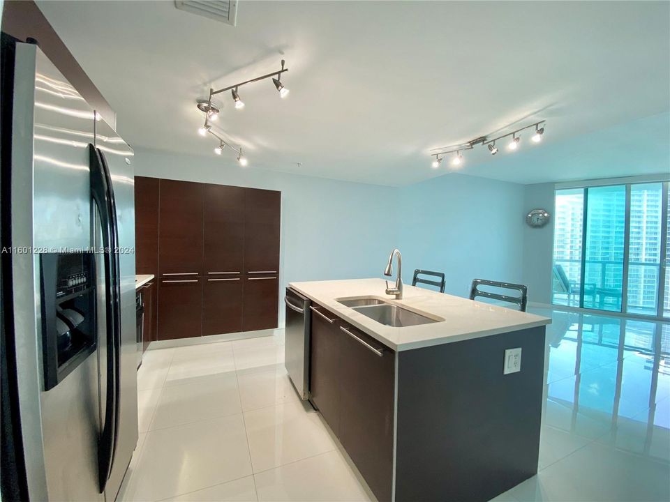 Active With Contract: $2,950 (1 beds, 1 baths, 951 Square Feet)