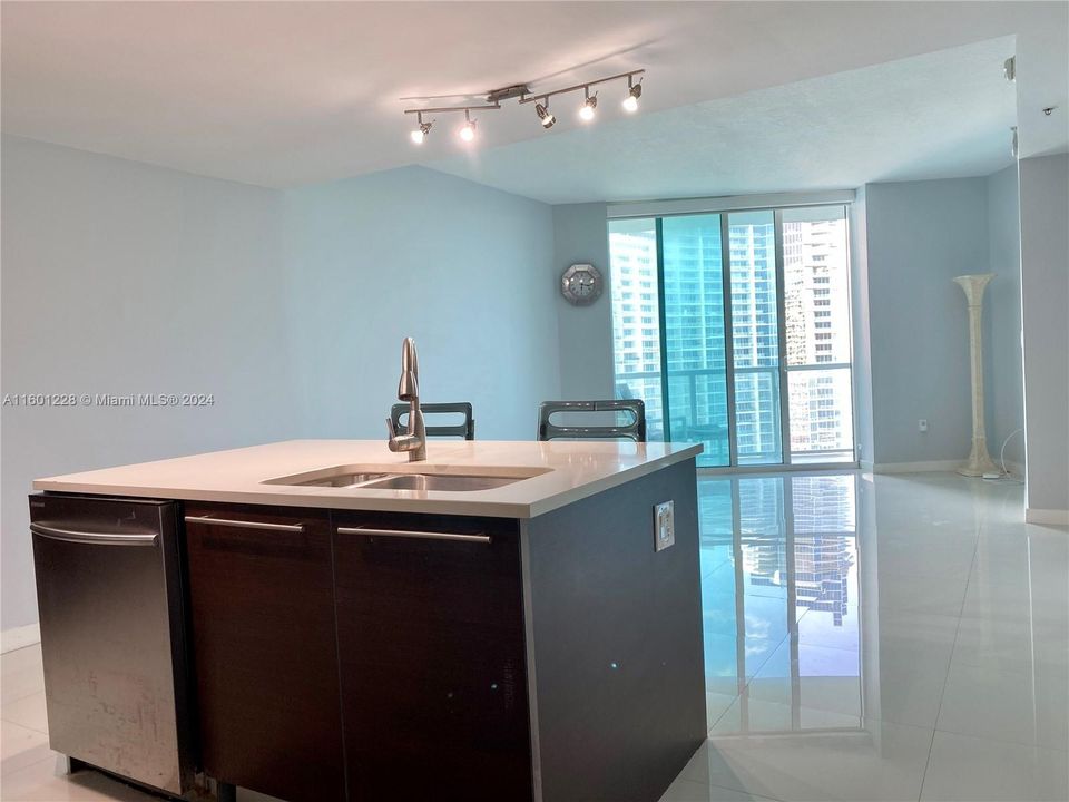 Active With Contract: $2,950 (1 beds, 1 baths, 951 Square Feet)