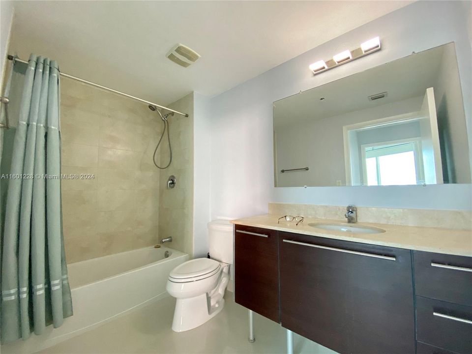 Active With Contract: $2,950 (1 beds, 1 baths, 951 Square Feet)