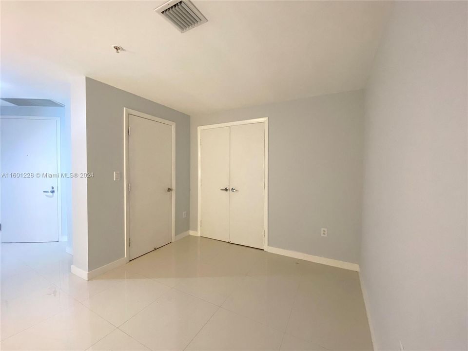 Active With Contract: $2,950 (1 beds, 1 baths, 951 Square Feet)