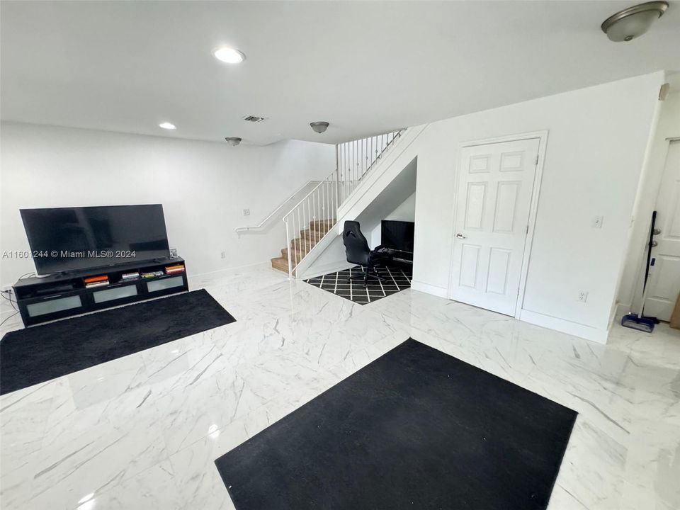 For Sale: $369,000 (2 beds, 2 baths, 1250 Square Feet)