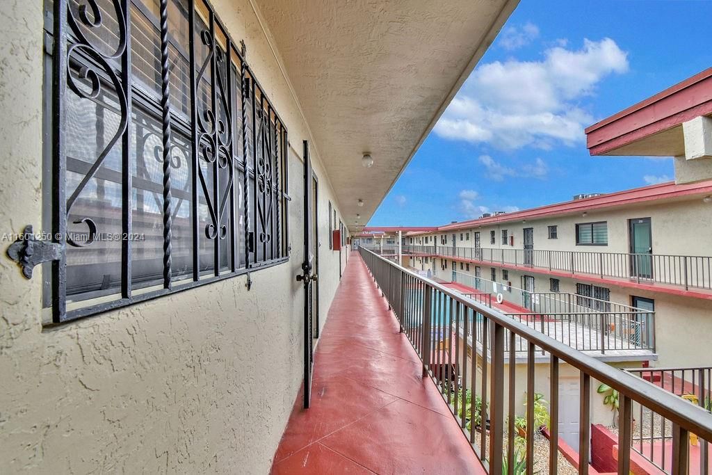 Recently Sold: $210,000 (2 beds, 1 baths, 871 Square Feet)