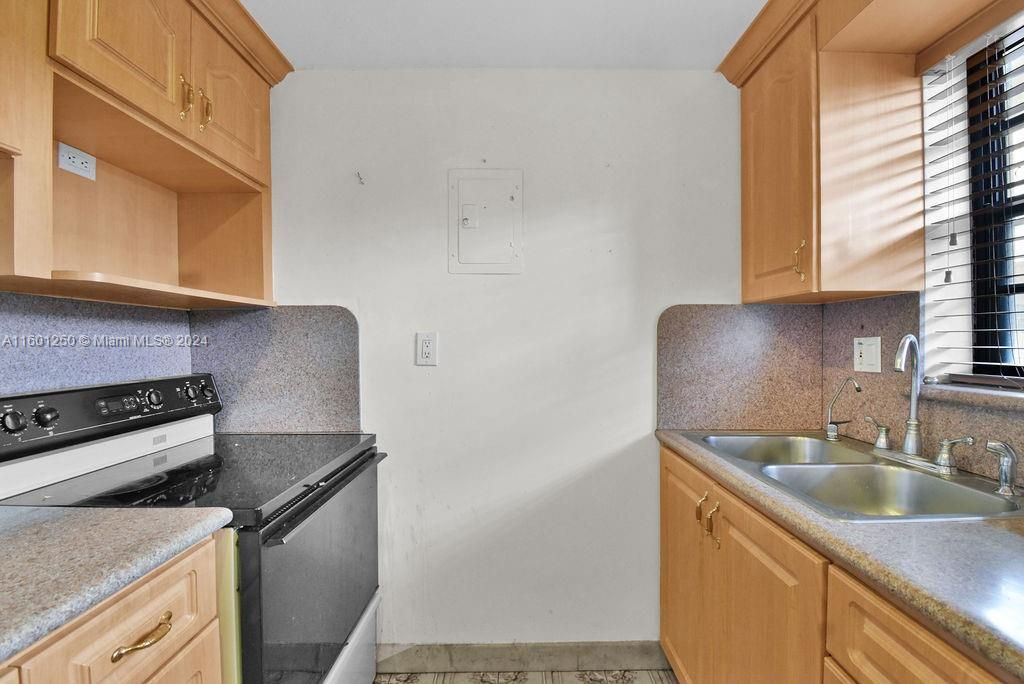 Active With Contract: $210,000 (2 beds, 1 baths, 871 Square Feet)