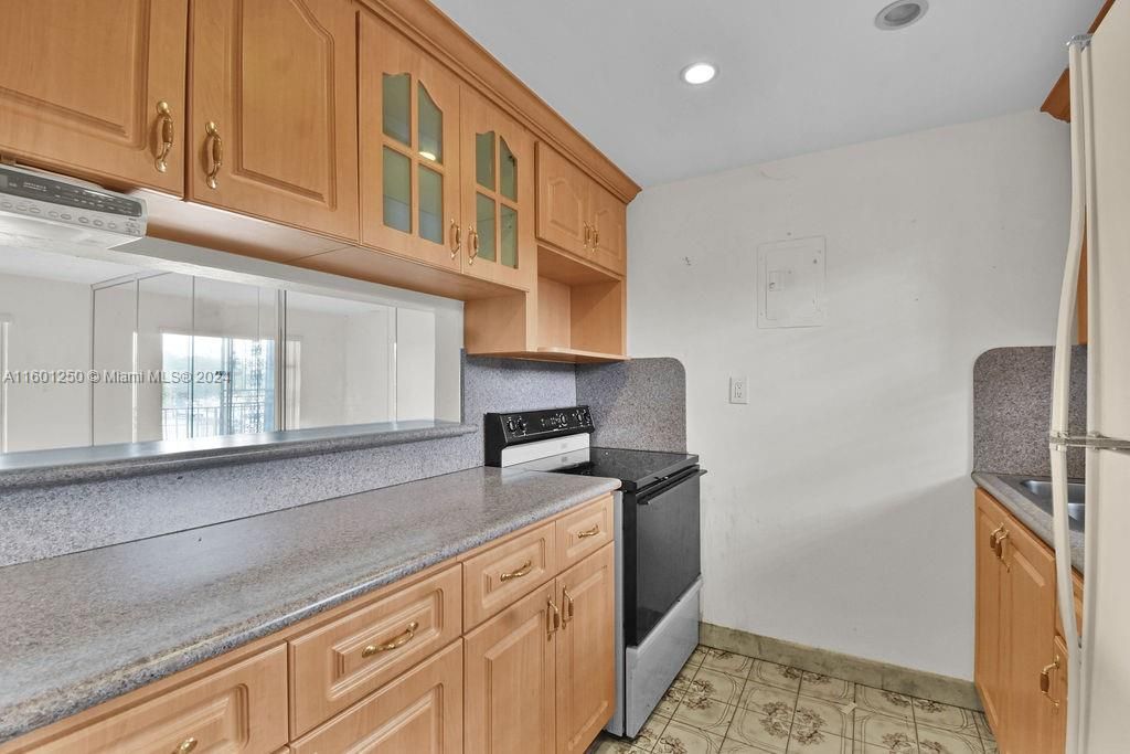 Active With Contract: $210,000 (2 beds, 1 baths, 871 Square Feet)