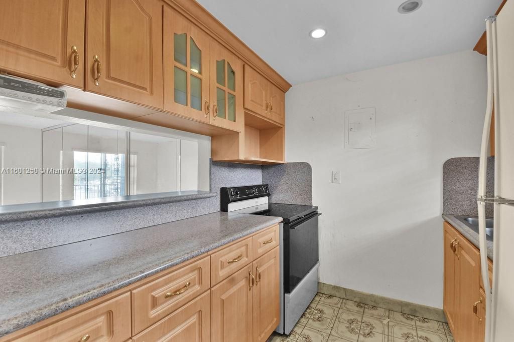 Recently Sold: $210,000 (2 beds, 1 baths, 871 Square Feet)