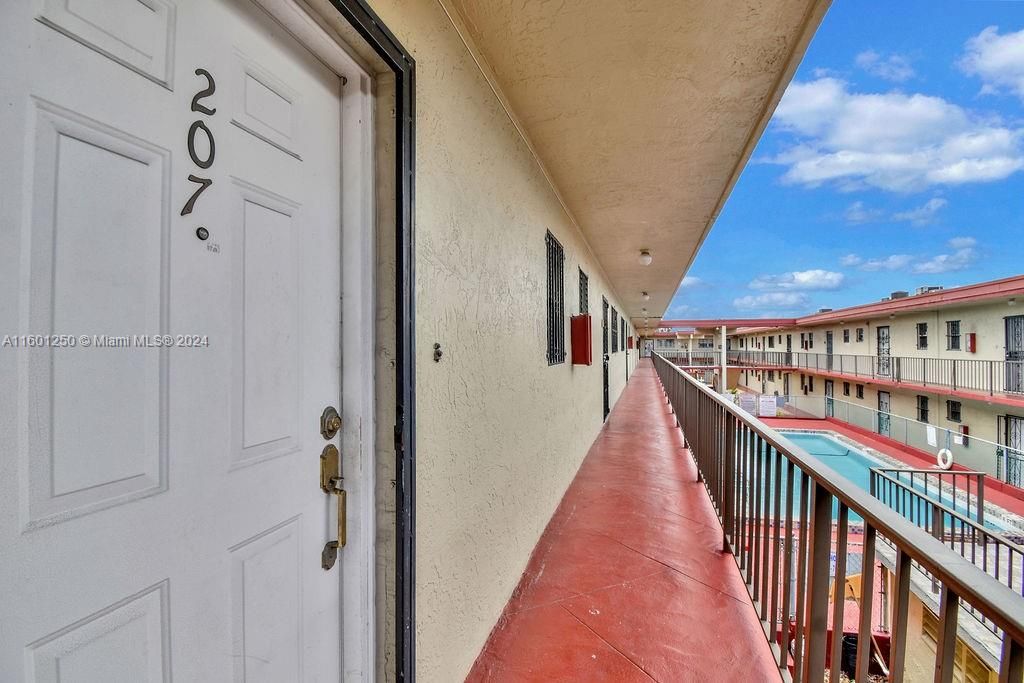 Recently Sold: $210,000 (2 beds, 1 baths, 871 Square Feet)