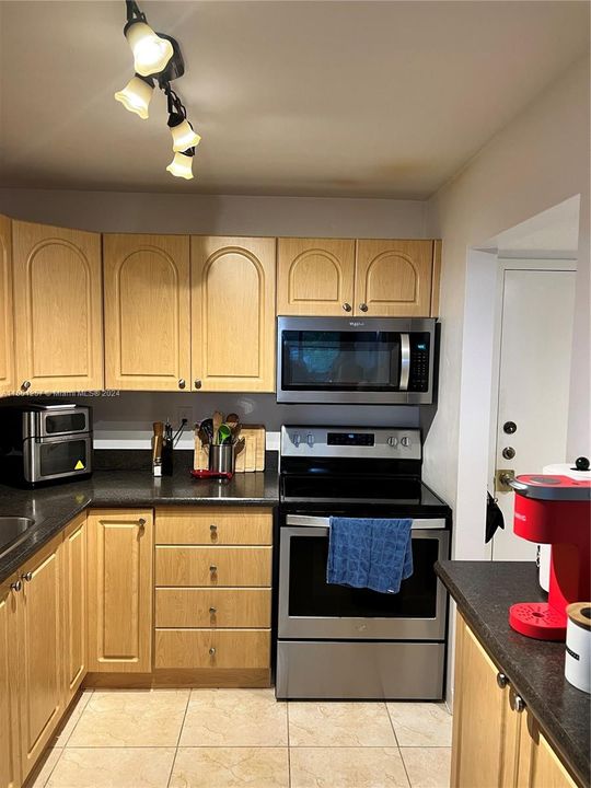 For Sale: $260,000 (1 beds, 1 baths, 845 Square Feet)