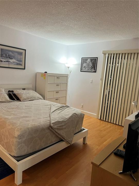 For Sale: $260,000 (1 beds, 1 baths, 845 Square Feet)