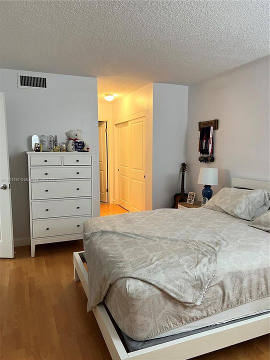 For Sale: $260,000 (1 beds, 1 baths, 845 Square Feet)