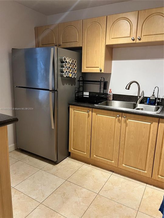 For Sale: $260,000 (1 beds, 1 baths, 845 Square Feet)