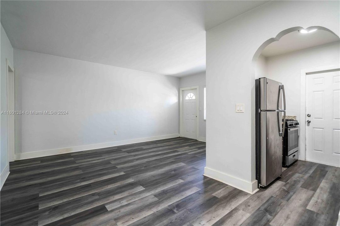 Active With Contract: $1,900 (1 beds, 1 baths, 629 Square Feet)