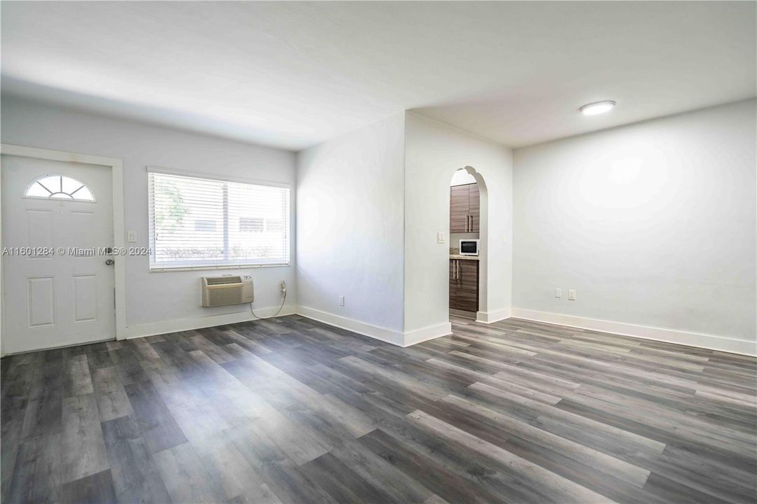 Active With Contract: $1,900 (1 beds, 1 baths, 629 Square Feet)