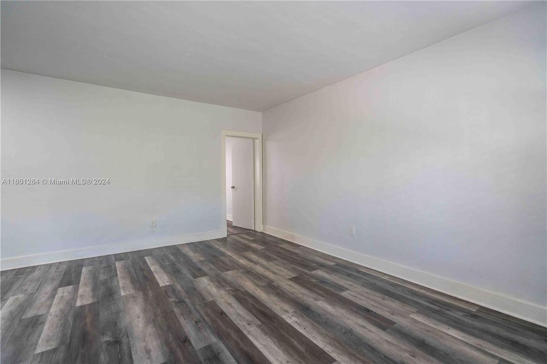Active With Contract: $1,900 (1 beds, 1 baths, 629 Square Feet)