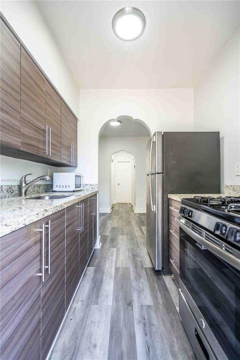 Active With Contract: $1,900 (1 beds, 1 baths, 629 Square Feet)