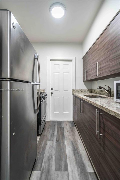 Active With Contract: $1,900 (1 beds, 1 baths, 629 Square Feet)