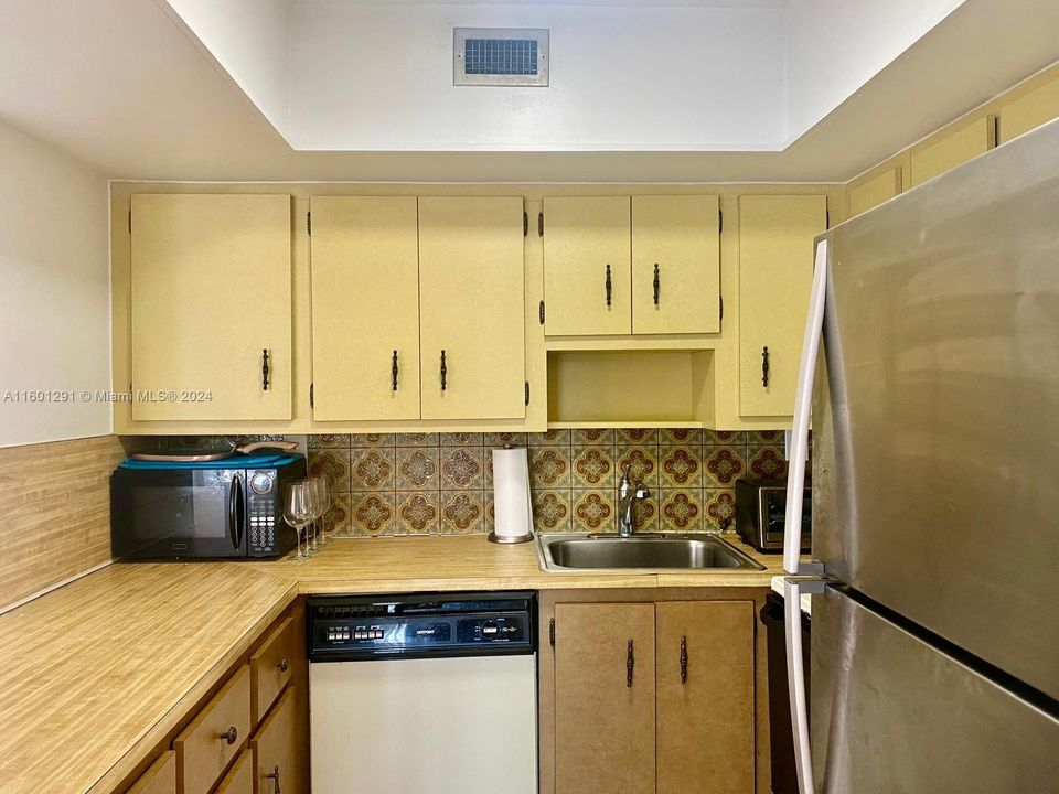 For Sale: $399,000 (1 beds, 1 baths, 610 Square Feet)
