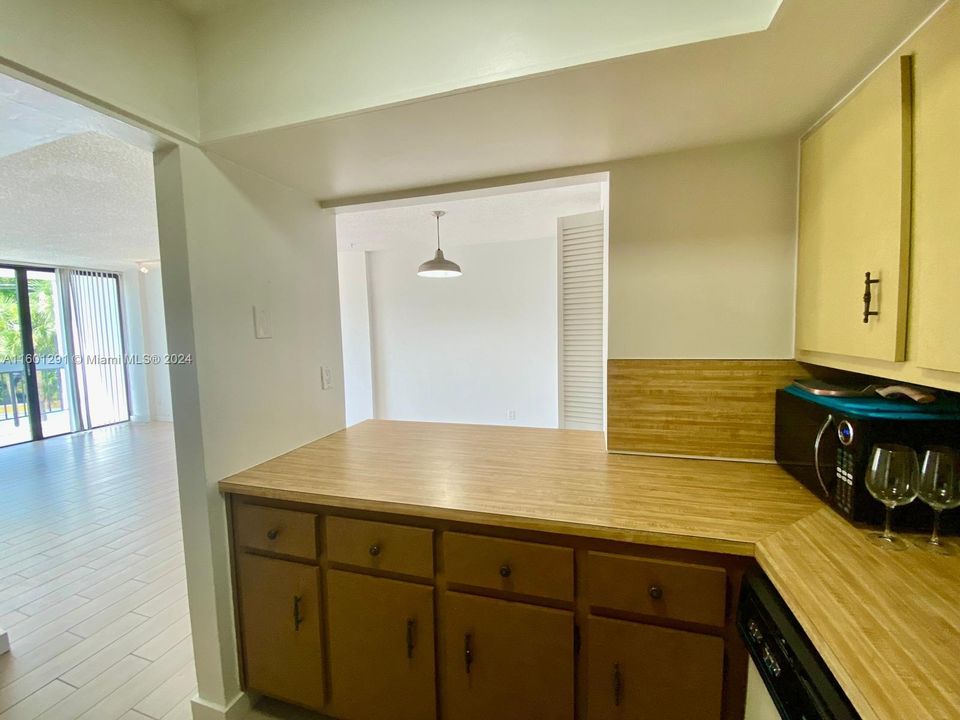 For Sale: $399,000 (1 beds, 1 baths, 610 Square Feet)