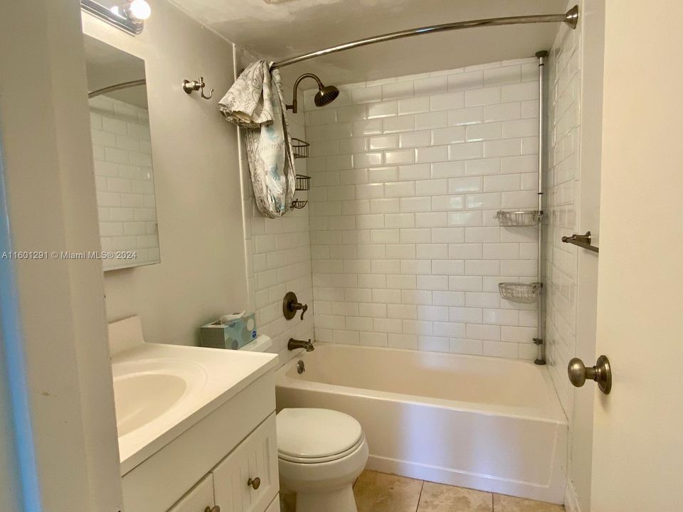 For Sale: $399,000 (1 beds, 1 baths, 610 Square Feet)