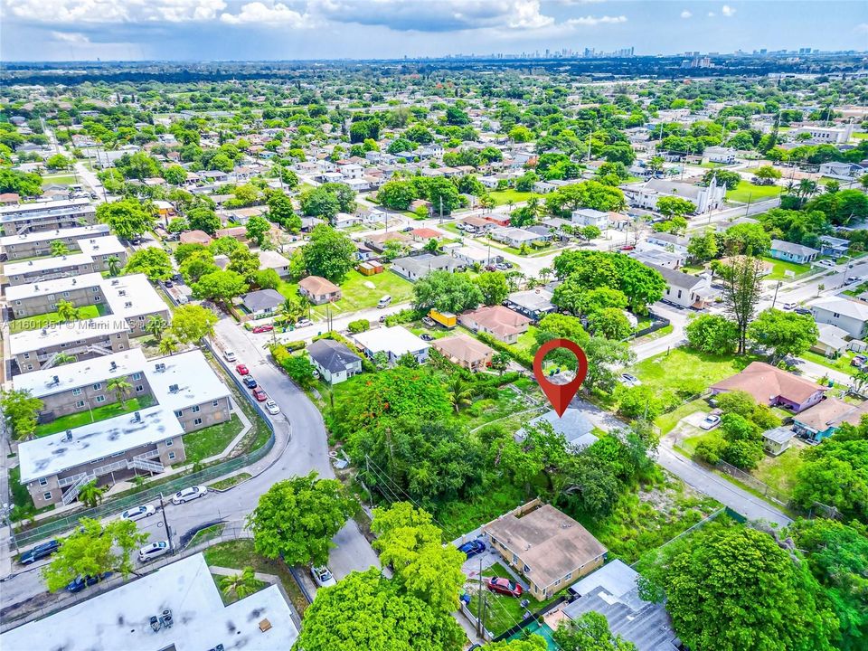 Active With Contract: $255,000 (2 beds, 1 baths, 997 Square Feet)