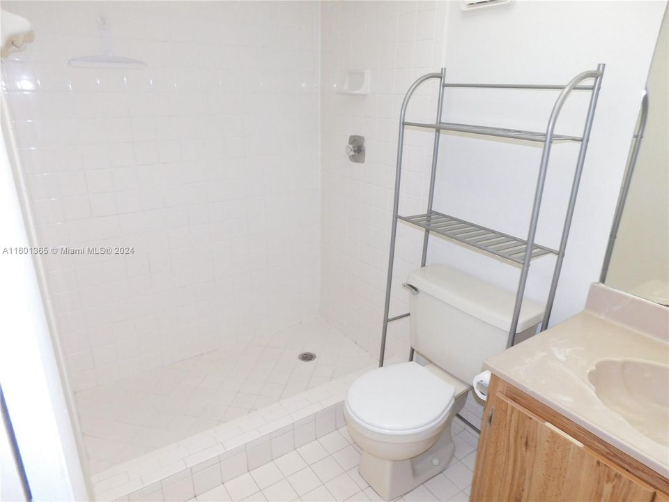 For Sale: $280,000 (2 beds, 2 baths, 965 Square Feet)