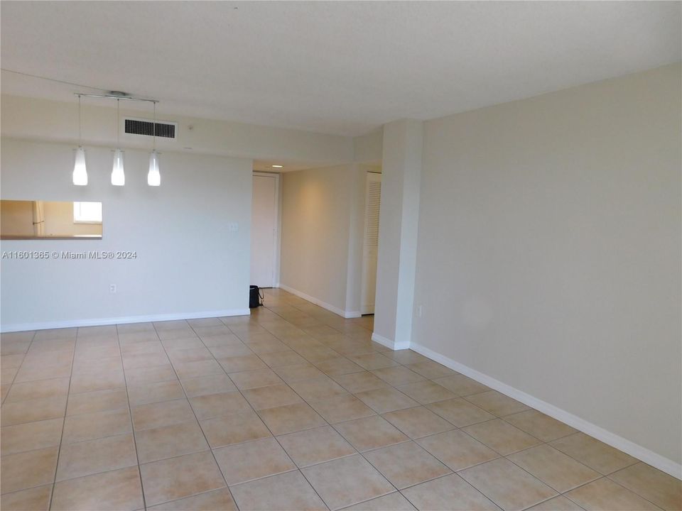 For Sale: $280,000 (2 beds, 2 baths, 965 Square Feet)