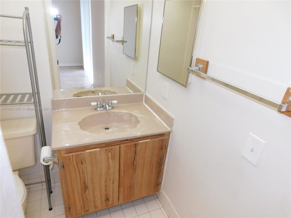 For Sale: $280,000 (2 beds, 2 baths, 965 Square Feet)