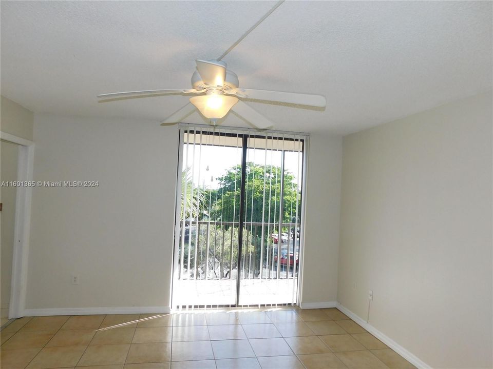 For Sale: $280,000 (2 beds, 2 baths, 965 Square Feet)