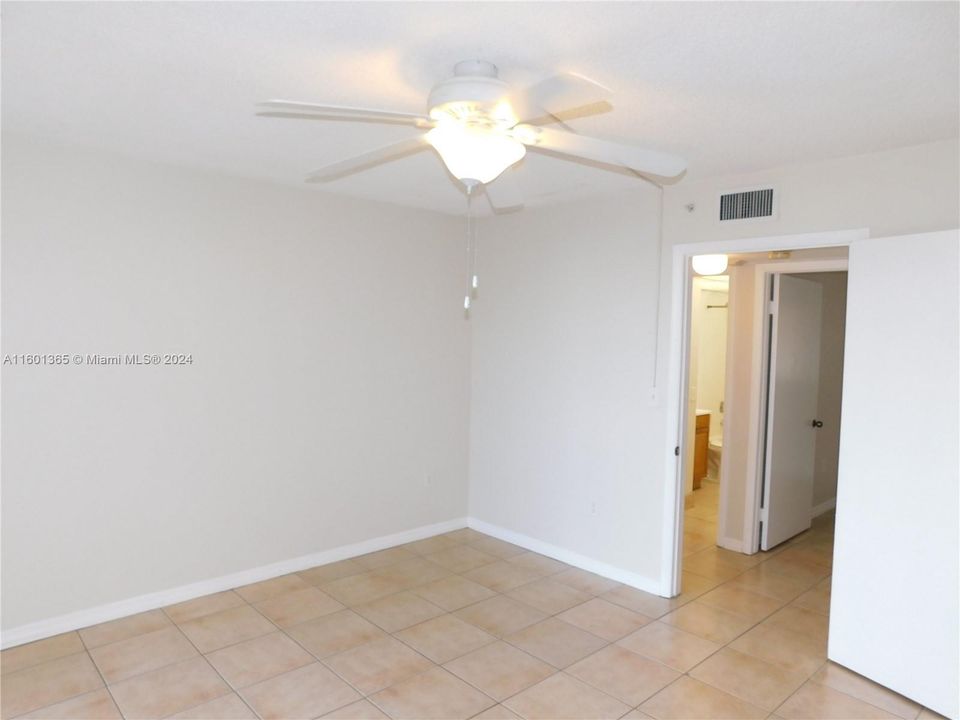 For Sale: $280,000 (2 beds, 2 baths, 965 Square Feet)