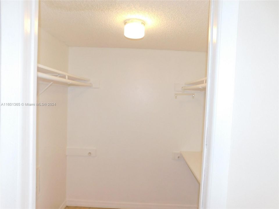 For Sale: $280,000 (2 beds, 2 baths, 965 Square Feet)