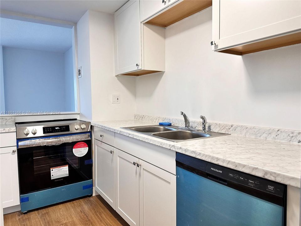 Active With Contract: $2,400 (1 beds, 1 baths, 831 Square Feet)