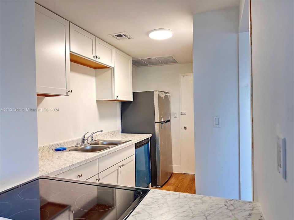 Recently Rented: $2,400 (1 beds, 1 baths, 831 Square Feet)