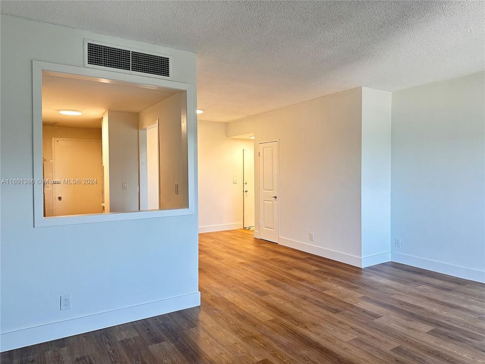 Active With Contract: $2,400 (1 beds, 1 baths, 831 Square Feet)