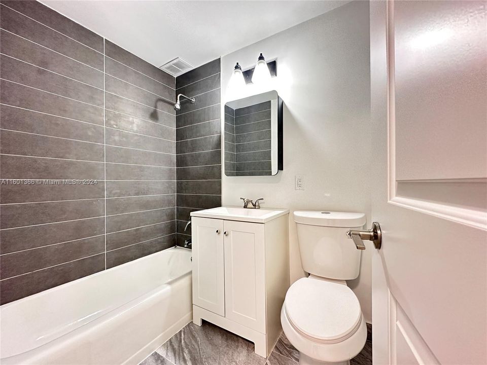 Active With Contract: $2,400 (1 beds, 1 baths, 831 Square Feet)